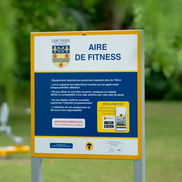 Panneau d'information sur une aire de fitness avec matériel de fitness extérieur à Saint-Pierre-lès-Nemours