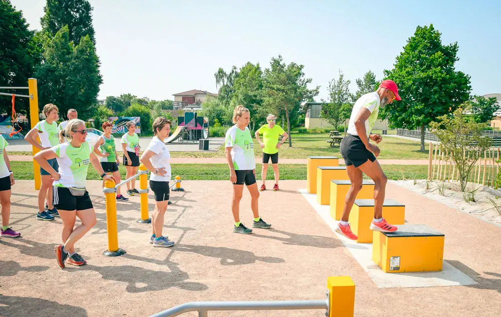 cours avec un coach suite à la création d'une aire de fitness exétrieur