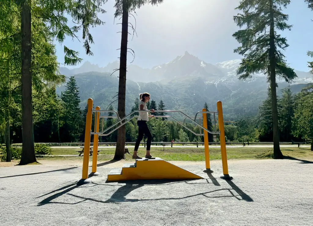 Équipements de fitness extérieur à Chamonix avec rampe senior pour entraînement en plein air