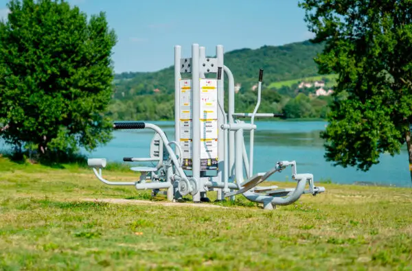 Station de matériel de fitness extérieur au bord d'un lac