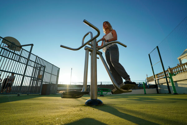 Femme utilisant un surfeur de matériel de fitness extérieur en