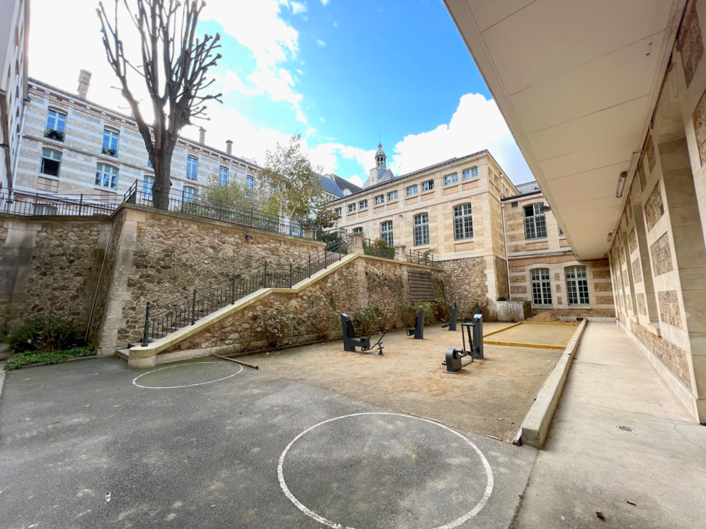 Aire de fitness dans un lycée. Dynamisation de la vie étudiante par le sport en extérieur.