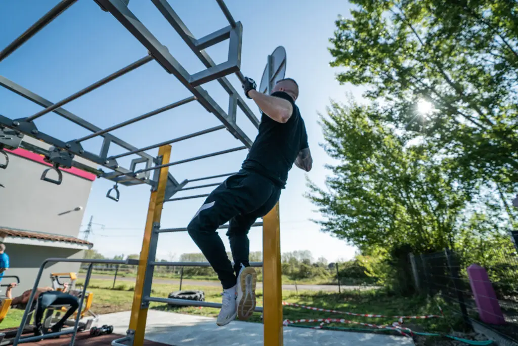 agrès de musculation d'extérieur de street workout pour faire des tractions