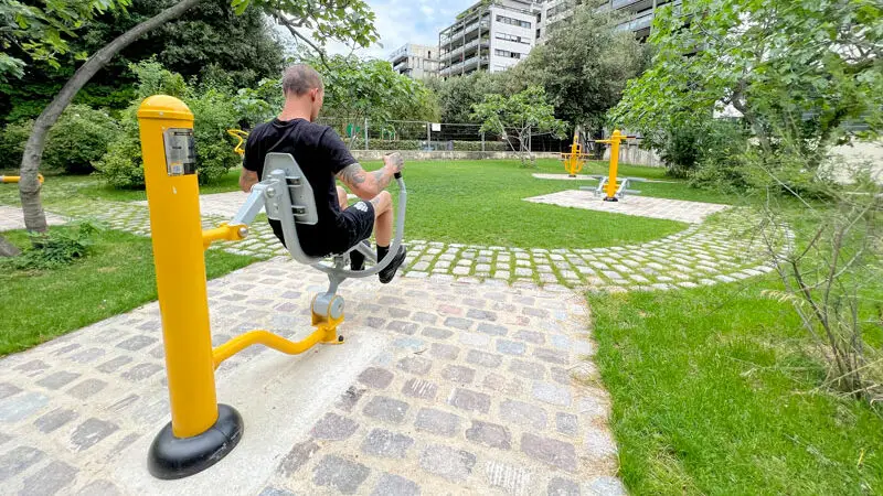 Aire de fitness extérieur au square nicole hautecloque à paris