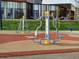 Station de fitness extérieure innovante à Dammarie-les-Lys, intégrant plusieurs appareils sur un pylône central.