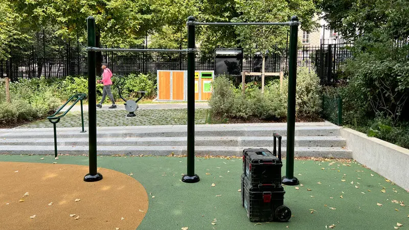 entretien d'aire de fitness extérieure, zone de street workout avec barres de traction