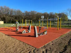 Installation complète d’appareils de fitness et de street workout à GrandAngoulême, offrant un espace sportif extérieur accessible à tous.