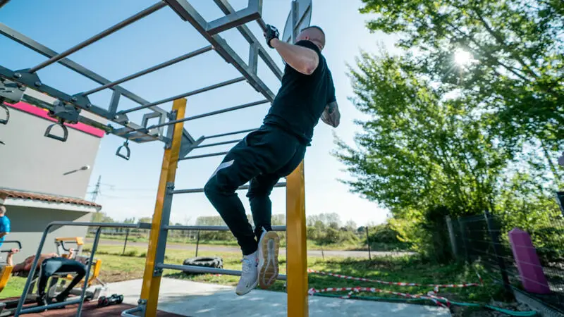 agrès street workout avec hauteur de chute sur aire de fitness extérieur