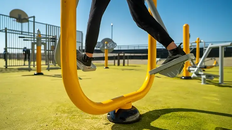 marcheur sur une aire de fitness extérieur 