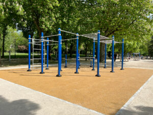 Structure de street workout avec hauteurs de chute sécurisées. Entraînement en extérieur sur équipements adaptés.