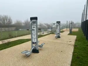 Aperçu des stations de fitness extérieur à Monsoult, montrant divers appareils de fitness extérieur sur un parcours aménagé