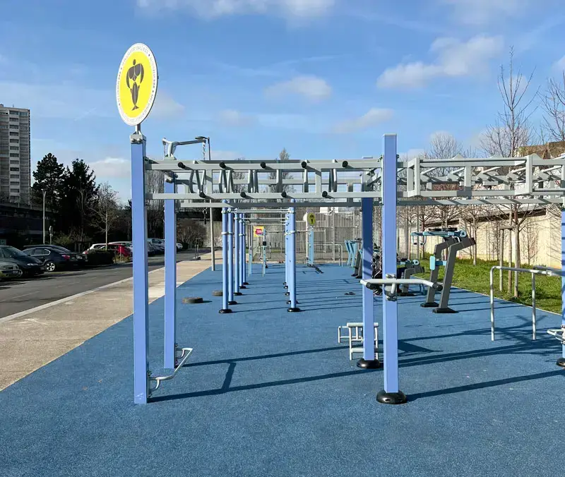 Aire de street workout à Colombes respectant les normes fitness extérieur