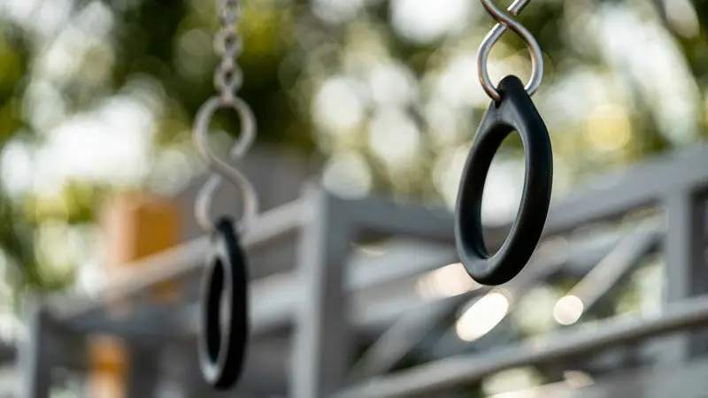 chaines et poingées sur un agrès de street workout sur une aire de fitness extérieur