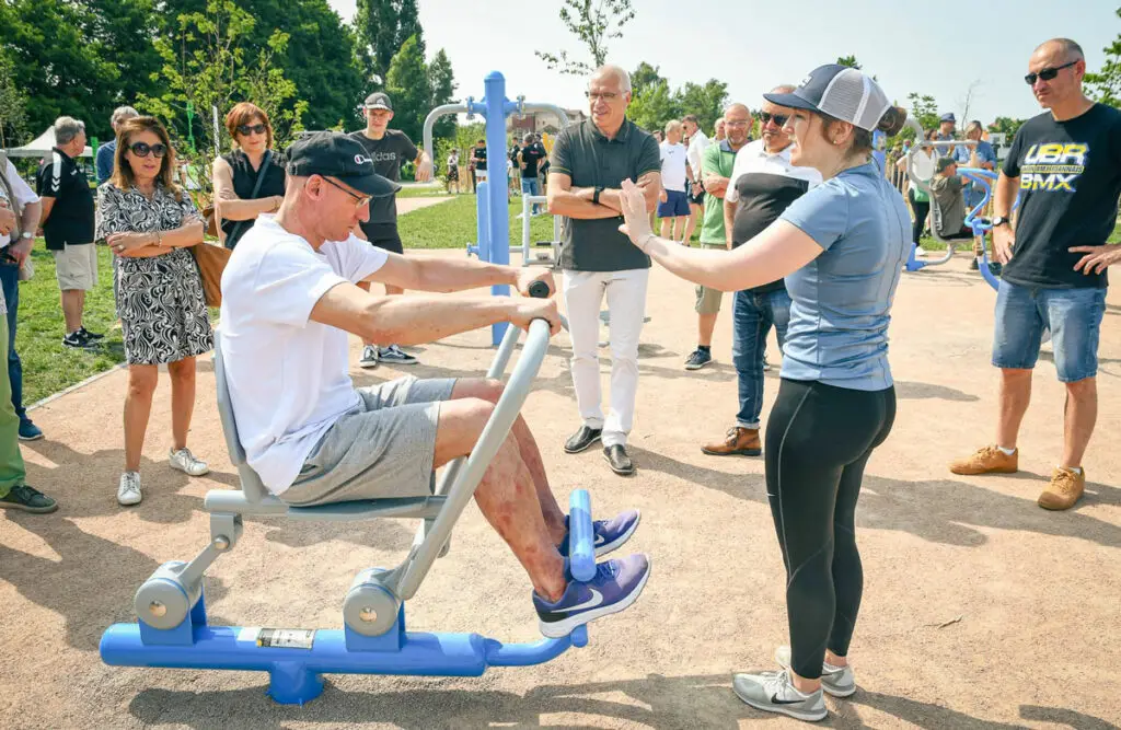 Démonstration d'utilisation d'un appareil de street workout à Riorges en présence du public.