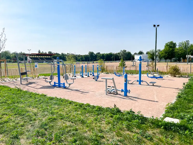 parc de fitness extérieur avec différents appareils comme rameur vélo elliptique ou push pull