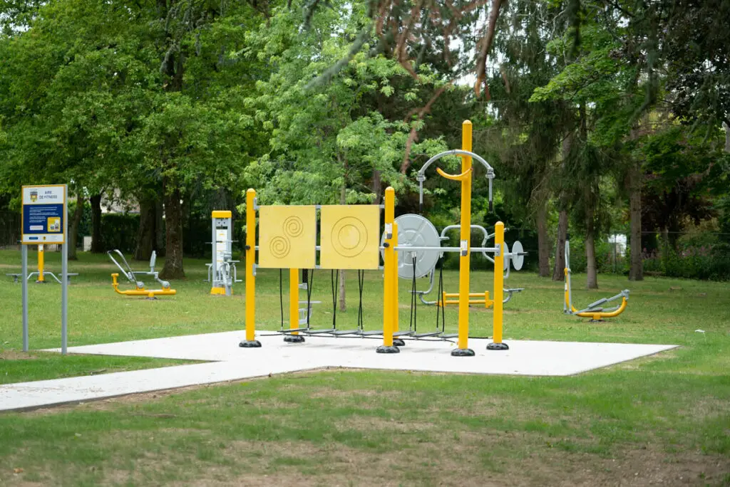 Appareils de fitness extérieur à Saint-Pierre-lès-Nemours pour exercices de cardio et de renforcement musculaire