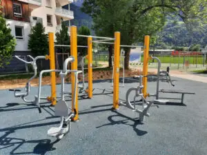 Miniature de l'aire de street workout à Sallanches montrant une combinaison d'agrès pour l'entraînement en extérieur.