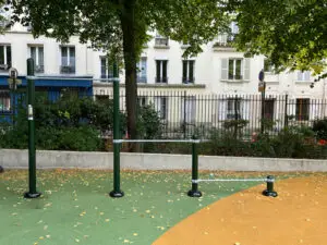 Station street workout compacte avec barres de traction au Square des Jardiniers à Paris.