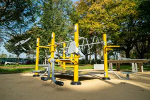 Structure complète de street workout avec divers agrès de musculation et coordination au Square Tolstoï à Paris