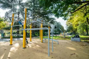 Station street workout avec échelle et barres de traction au Square Tolstoï à Paris, idéale pour le renforcement musculaire.