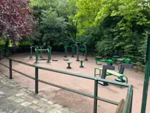 Espace fitness extérieur au Square Tino Rossi à Paris avec plusieurs appareils de musculation à charges réglables. Appareils de musculation à charges réglables.